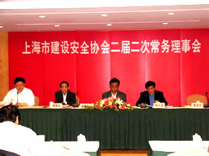 由陈士良副会长主持会议